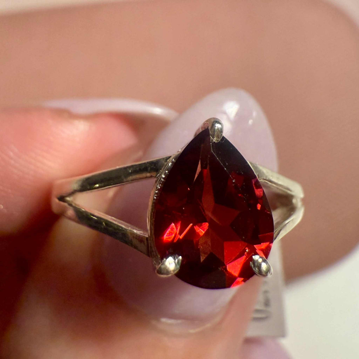Anillo de granate talla pera con aro dividido – Plata de ley – Talla 7