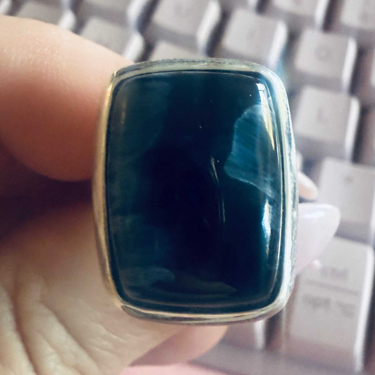 Anillo rectangular ancho de pietersita – Plata de ley – Talla 8