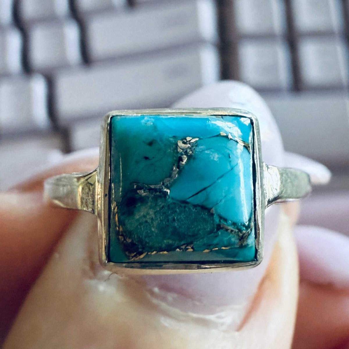 Anillo turquesa cuadrado — Talla 8 (Aro de doble conexión)