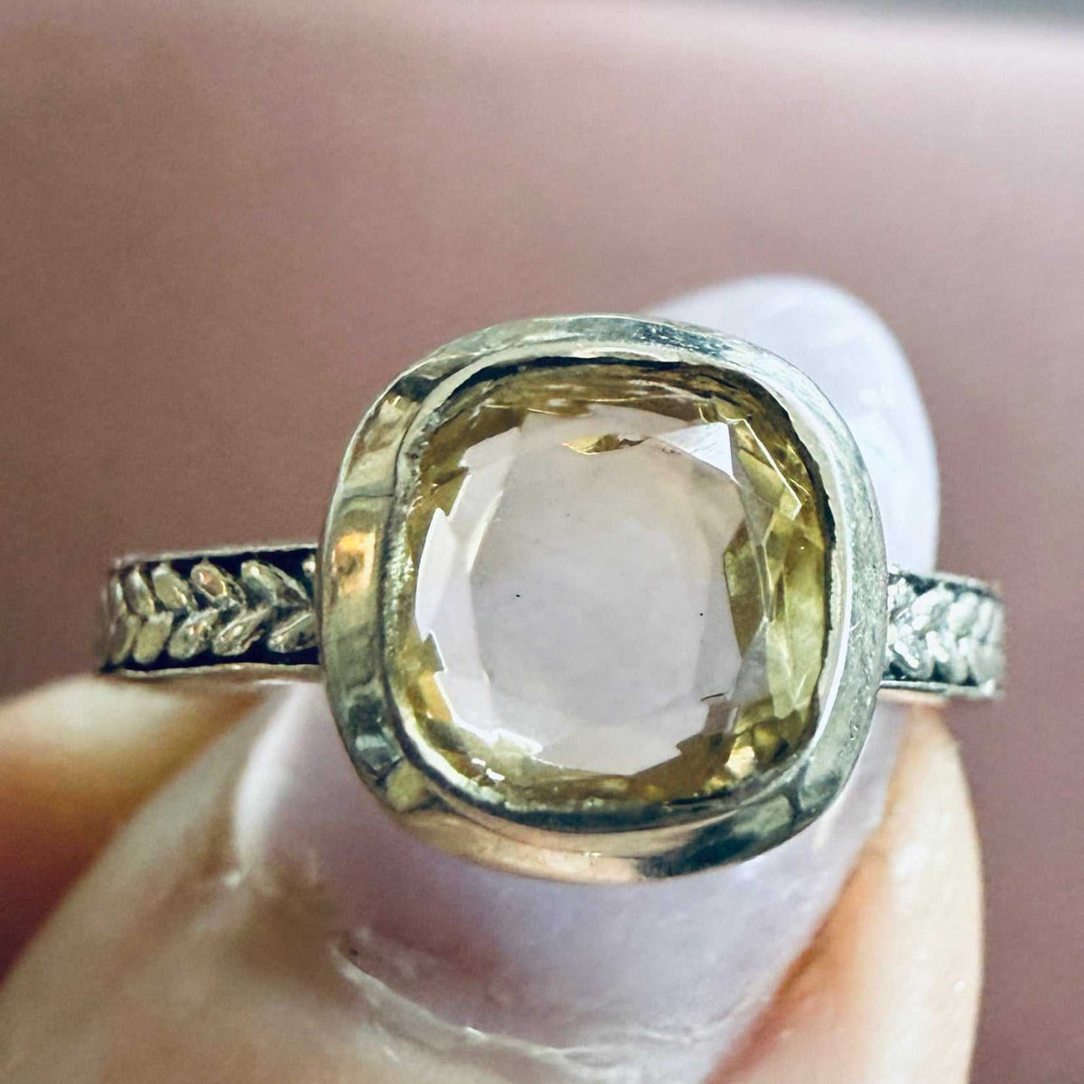 Anillo tipo banda con hoja y citrino de talla cojín – Plata de ley – Talla 6