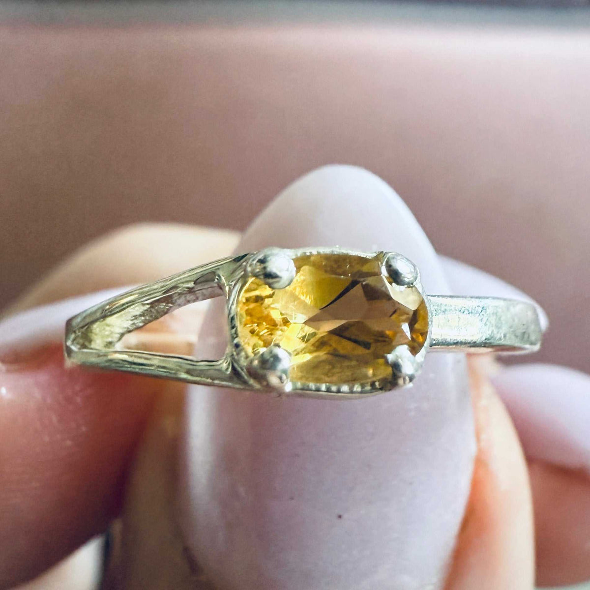 Anillo ovalado de citrino con banda dividida – Plata de ley – Talla 6