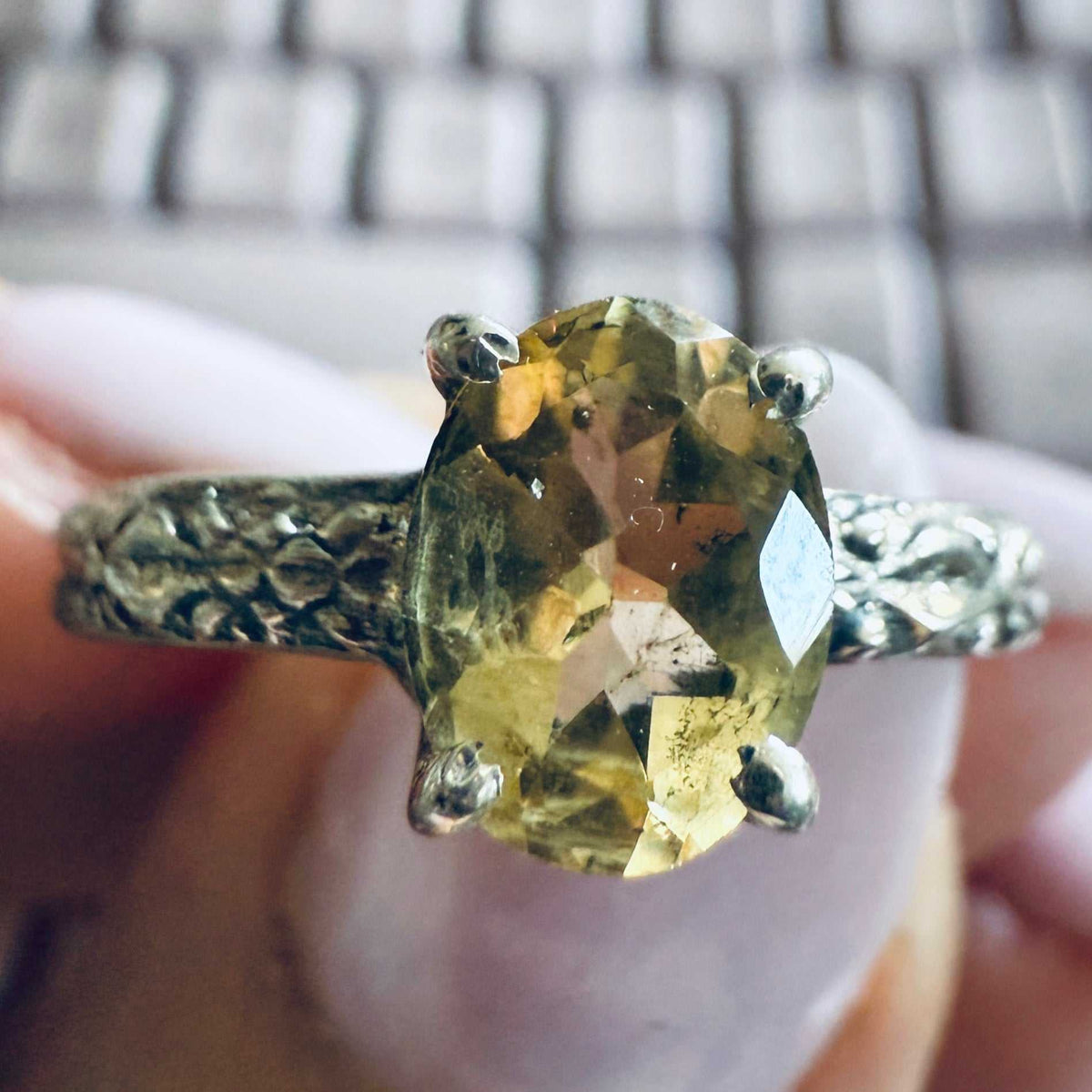 Anillo de citrino ovalado con banda texturizada – Plata de ley – Talla 8