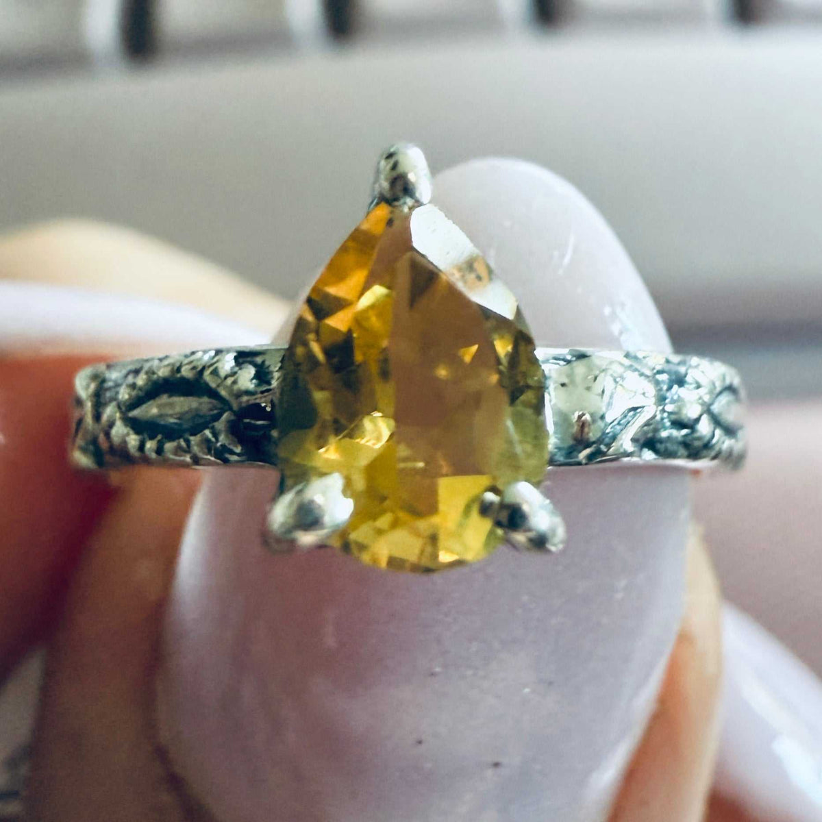 Anillo tipo enredadera con piedras de corte pera de citrino – Plata de ley – Tallas 5 y 9