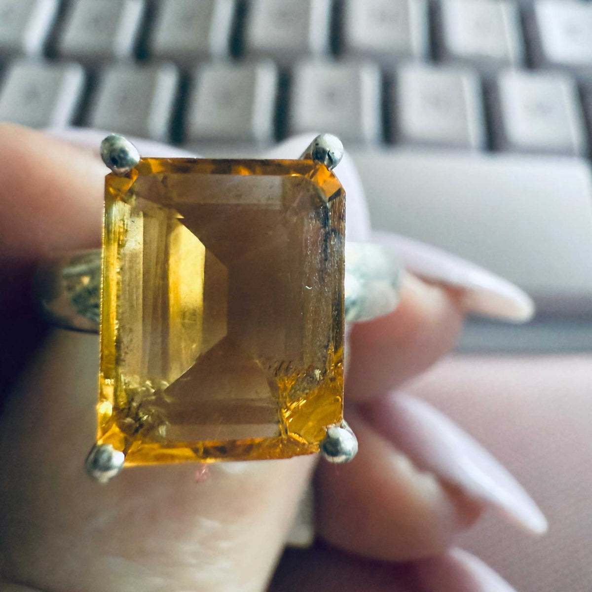 Anillo llamativo de citrino talla esmeralda – Plata de ley – Talla 9