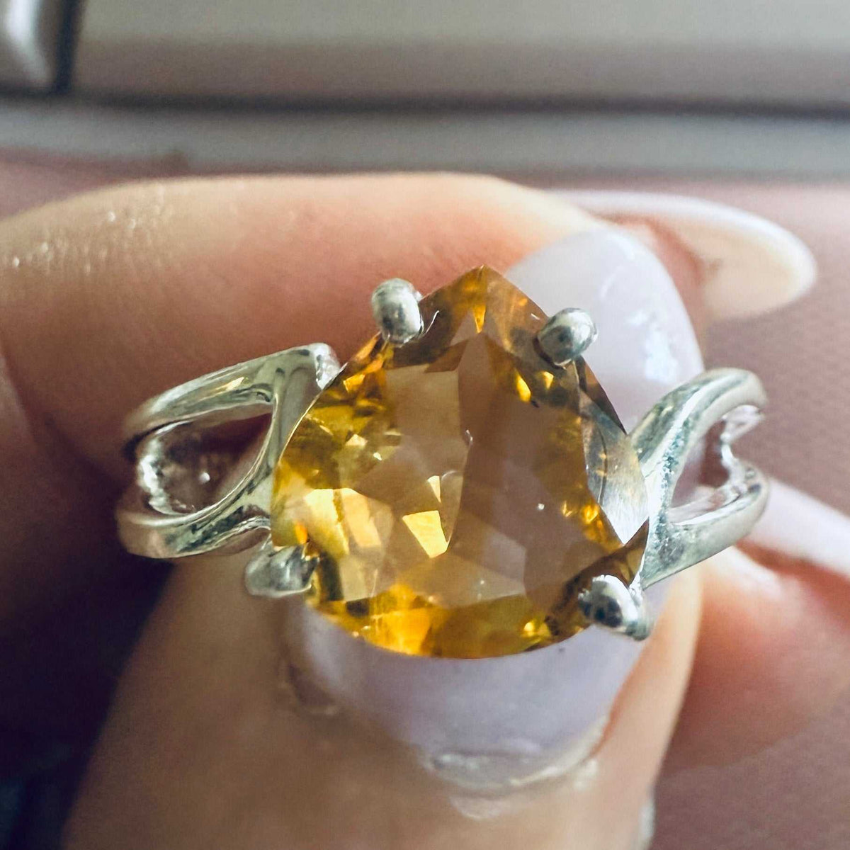 Anillo tipo banda remolino con citrino talla pera – Plata de ley – Talla 9