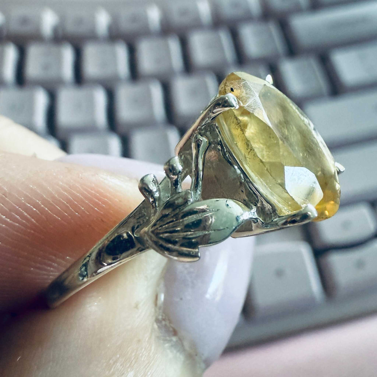 Anillo tipo banda floral con citrino ovalado – Plata de ley – Talla 8