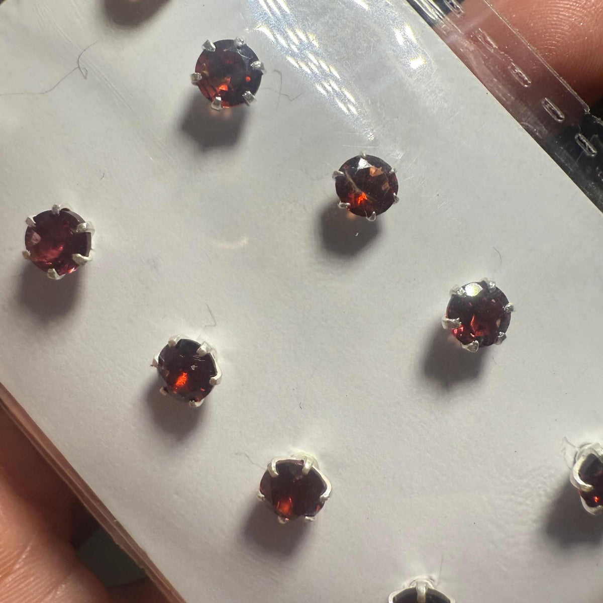 Pendientes redondos de botón de granate – Plata de ley