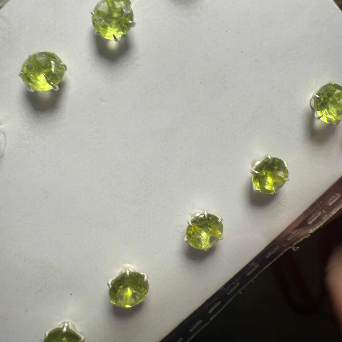 Pendientes de botón ovalados de peridoto – Plata de ley