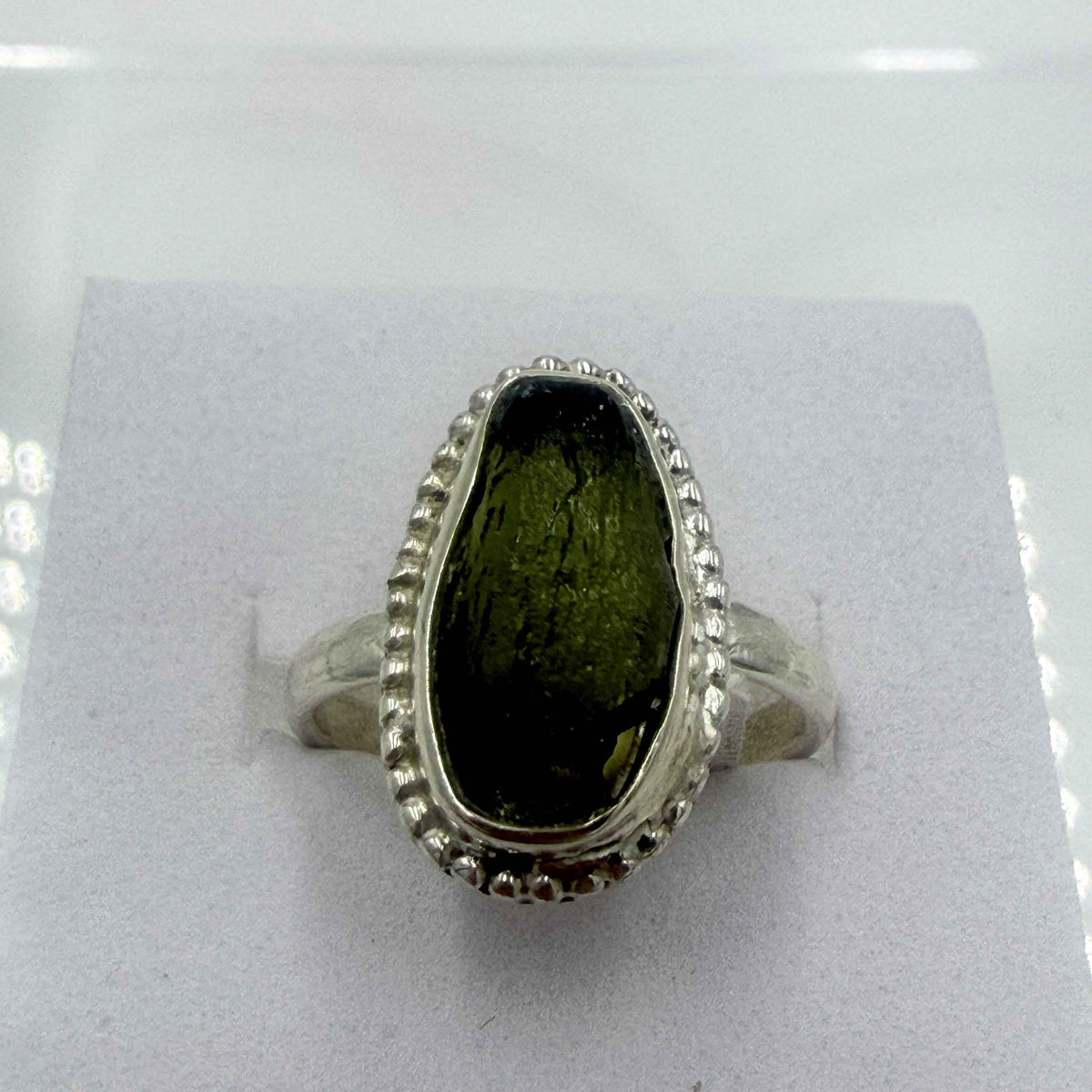 Anillo de plata de ley con moldavita engastada en bisel - Talla 6 - Transformación, crecimiento y despertar