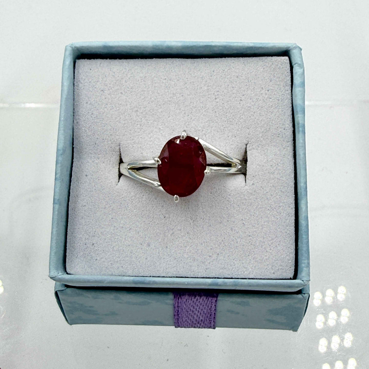 Anillo de plata de ley con banda dividida y rubí ovalado - Talla 10 - Apasionado, vital y empoderador