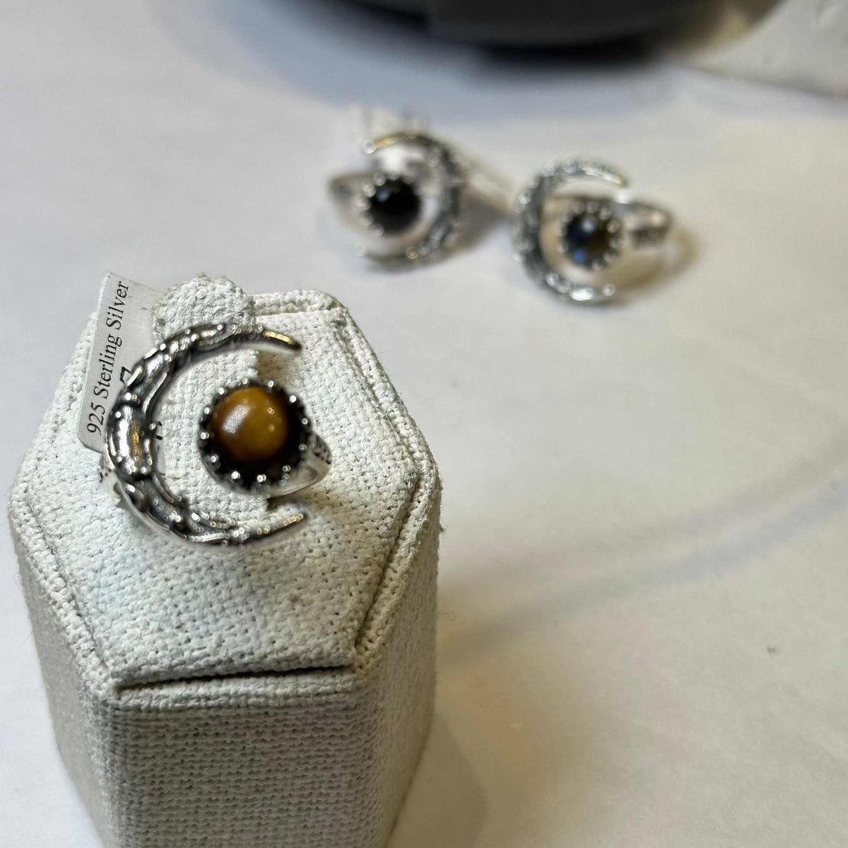 Anillo de luna con piedra preciosa