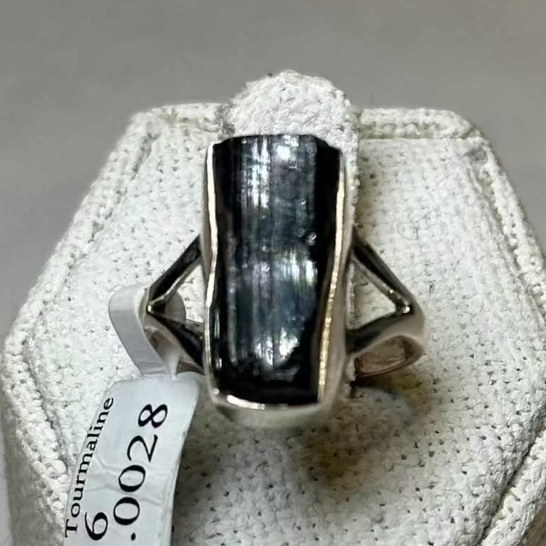 Anillo de turmalina negra talla 6 (05.0028)