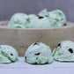 Bocaditos de helado de chocolate y menta liofilizados