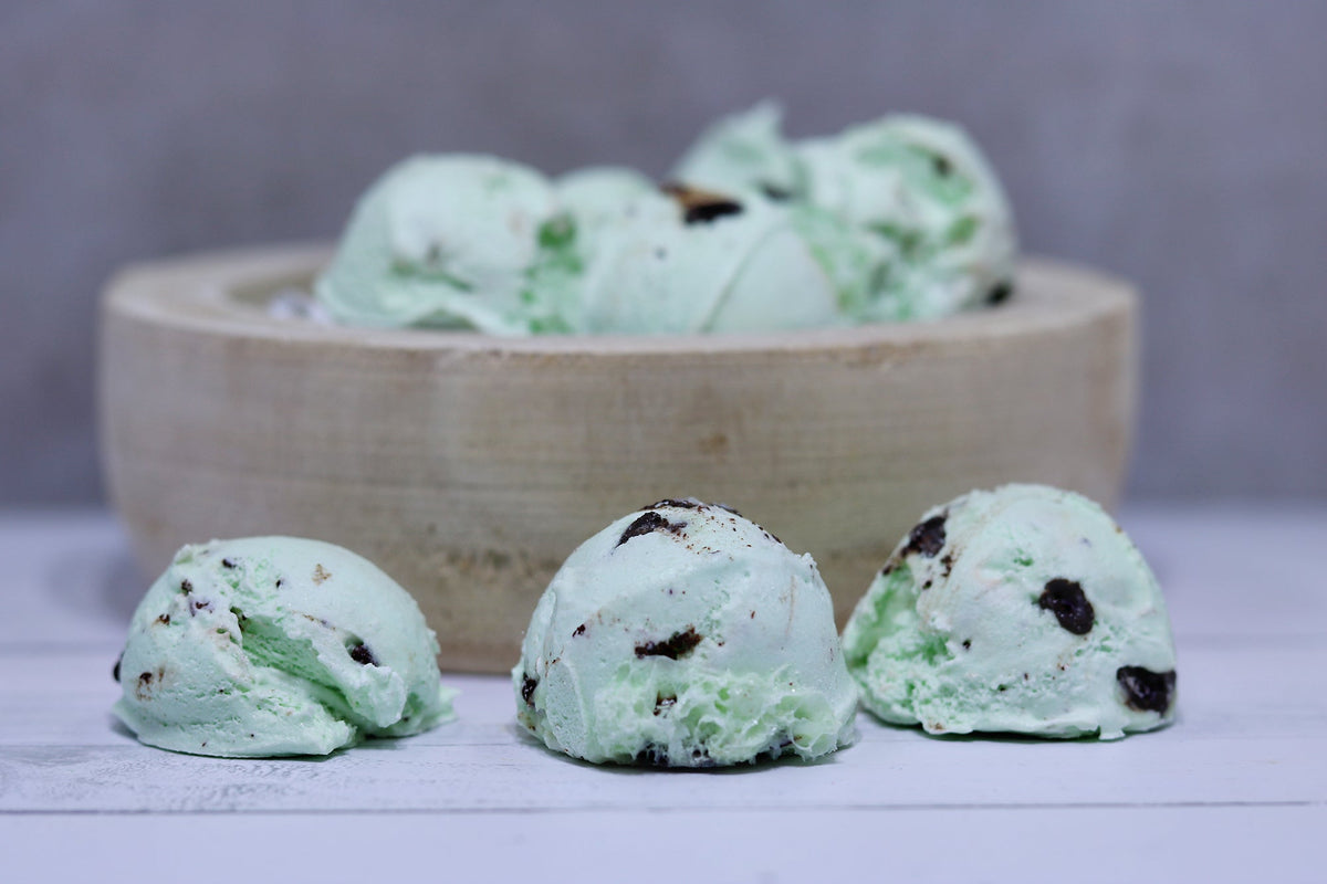 Bocaditos de helado de chocolate y menta liofilizados
