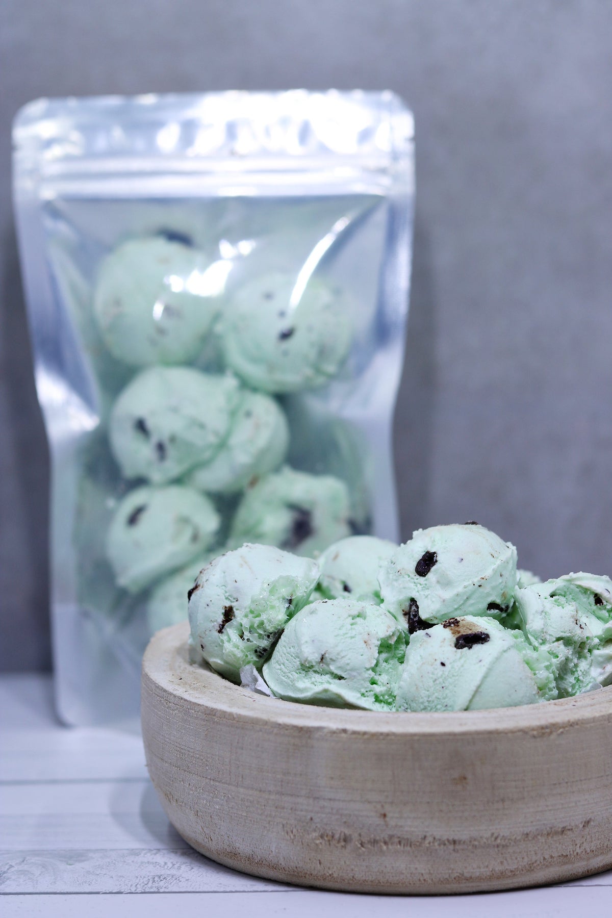 Bocaditos de helado de chocolate y menta liofilizados