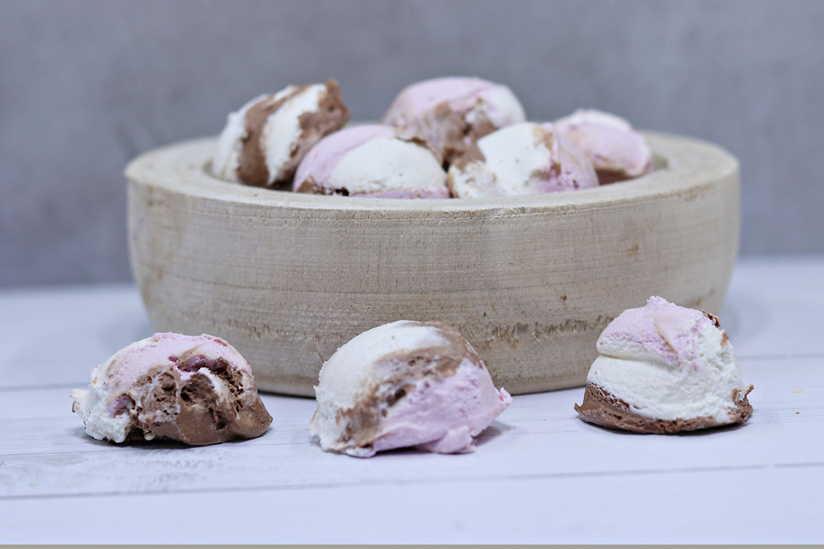 Bocaditos de helado napolitano liofilizados