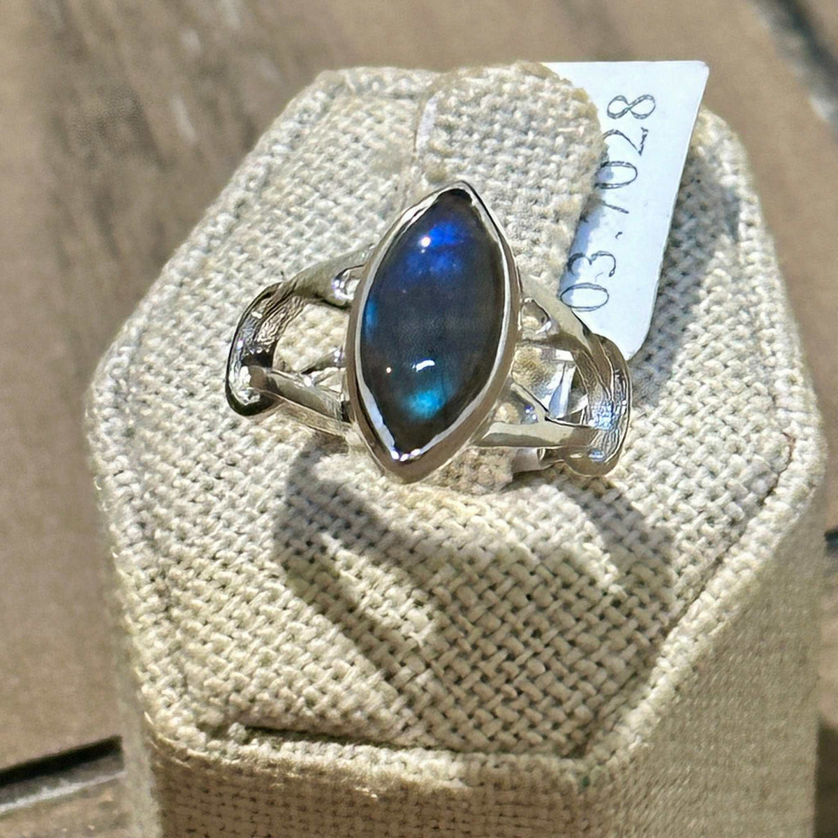 Anillo tipo banda de filigrana con labradorita marquesa – Plata de ley – Talla 6