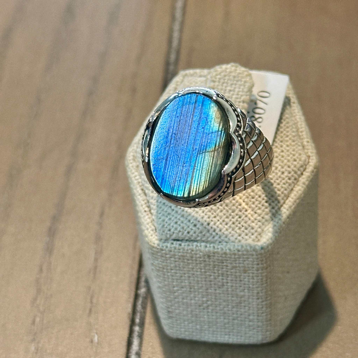Anillo llamativo ovalado de labradorita con guardado tejido – Plata de ley – Tallas 13 y 14