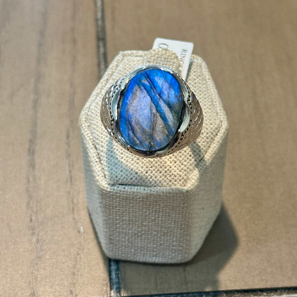 Anillo llamativo ovalado de labradorita con guardado tejido – Plata de ley – Tallas 13 y 14