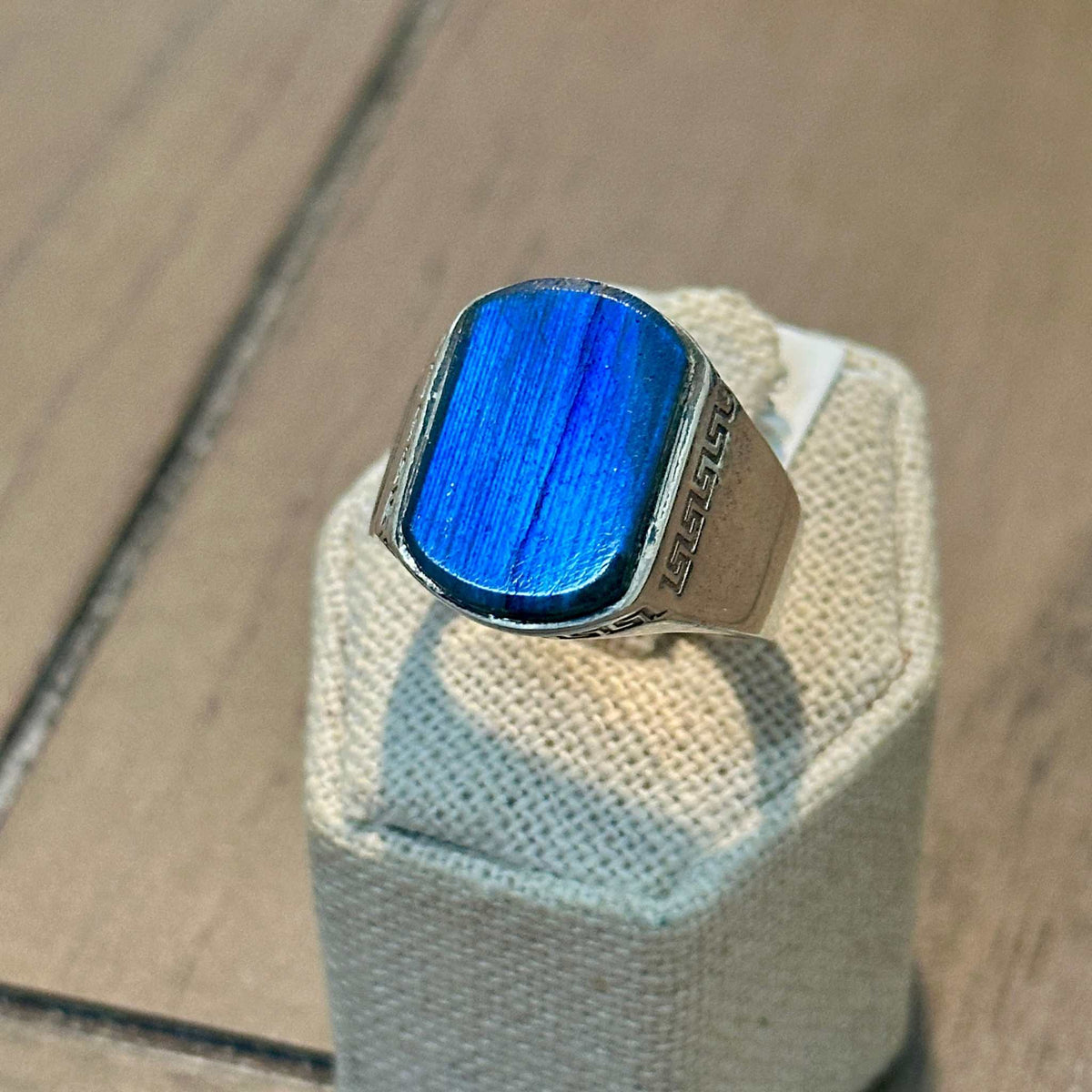 Anillo sello de labradorita azul con destello – Plata de ley – Talla 13