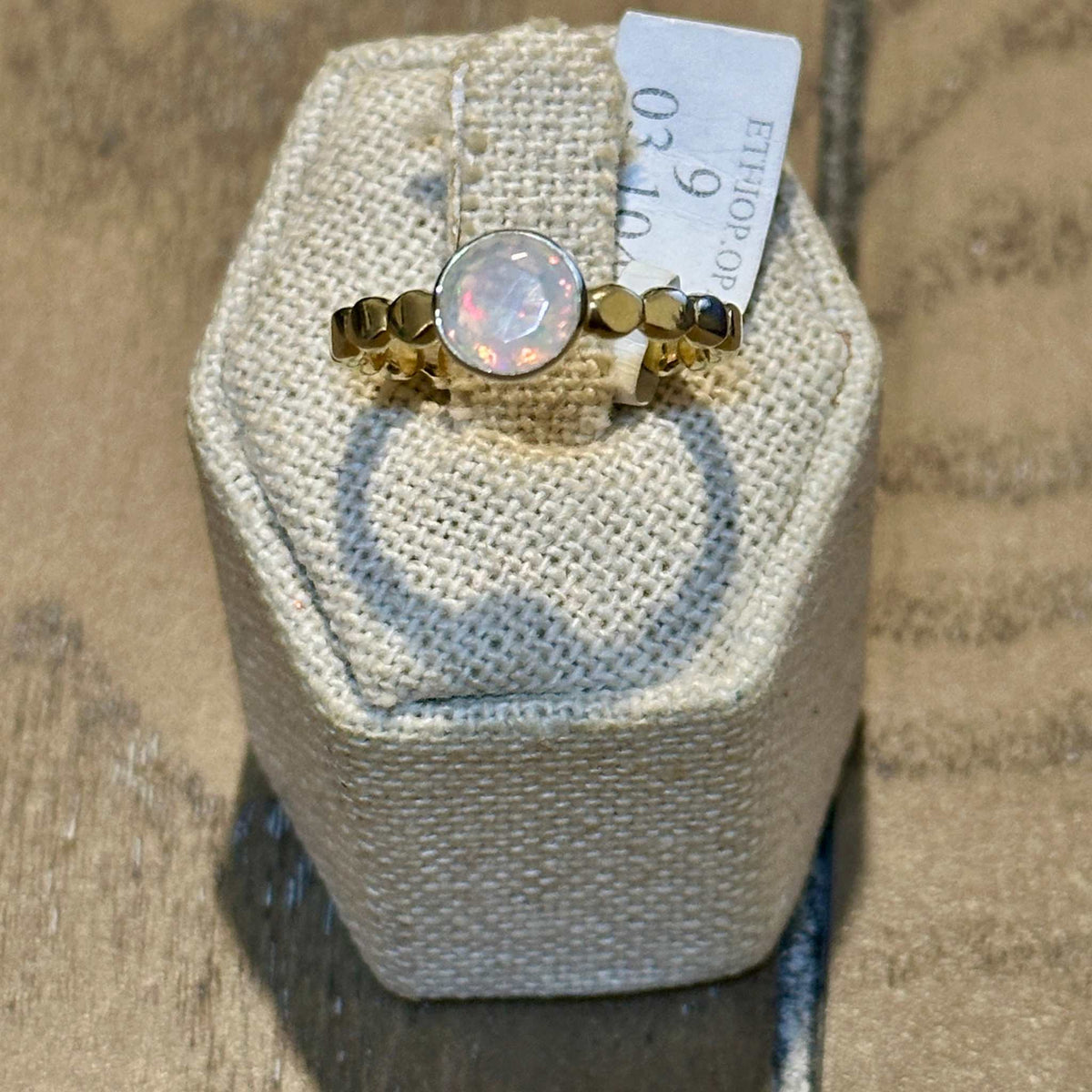 Anillo de eslabones hexagonales con ópalo etíope redondo engastado en bisel – Plata de ley – Talla 9