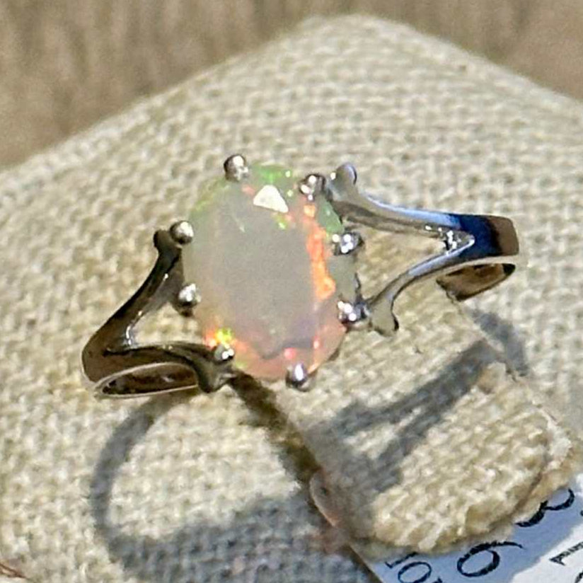 Anillo de ópalo etíope ovalado con engaste de garras – Plata de ley – Talla 9