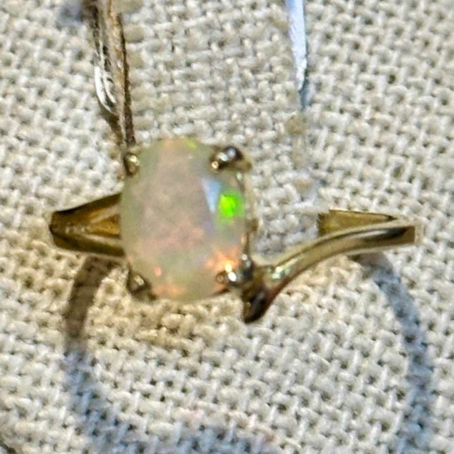 Ópalo etíope ovalado, anillo moderno de aro dividido – Chapado en oro – Talla 6