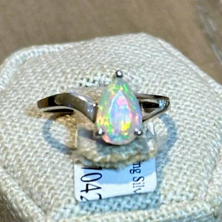 Anillo bypass de ópalo etíope talla pera – Plata de ley – Tallas 6–9