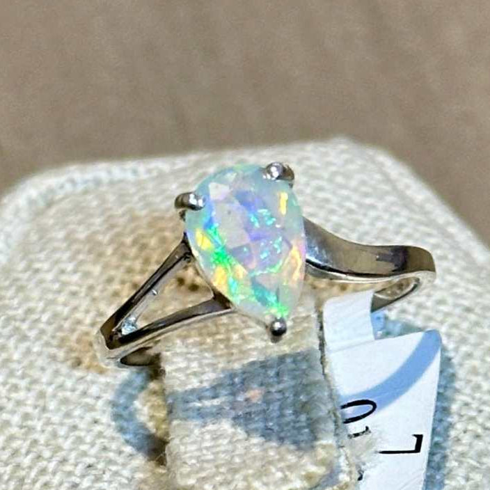 Anillo bypass de ópalo etíope talla pera – Plata de ley – Tallas 6–9