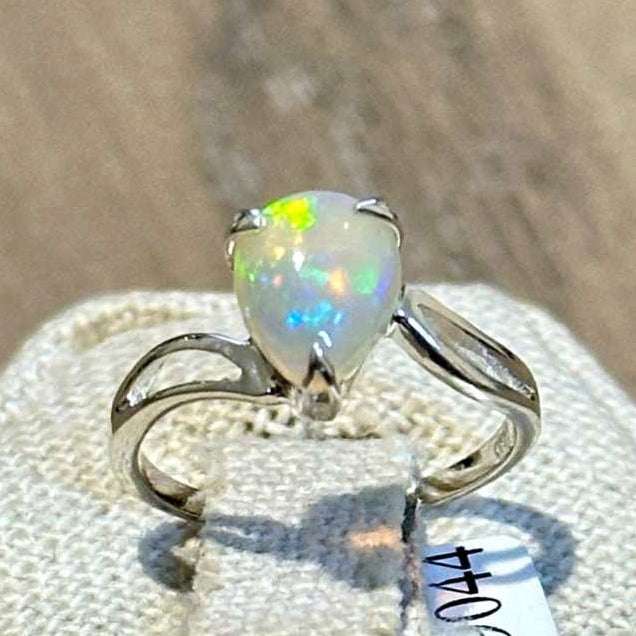 Anillo de plata de ley con ópalo etíope en forma de pera y banda torcida – Talla 6–7
