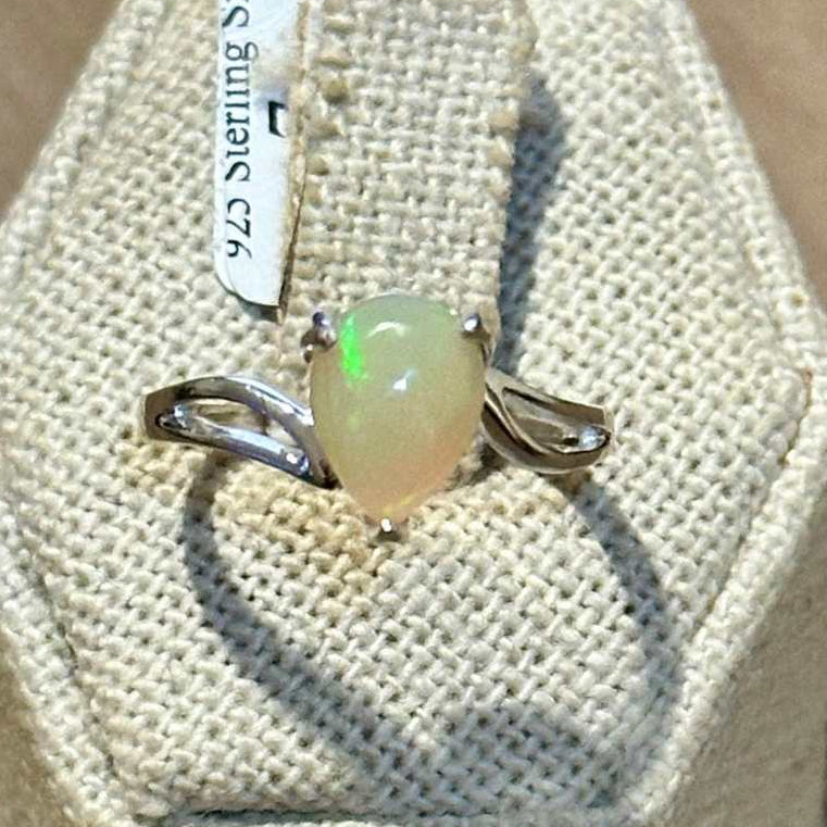Anillo de plata de ley con ópalo etíope en forma de pera y banda torcida – Talla 6–7