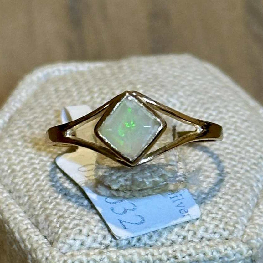 Anillo de ópalo etíope en forma de diamante con engaste biselado – Chapado en oro – Talla 9