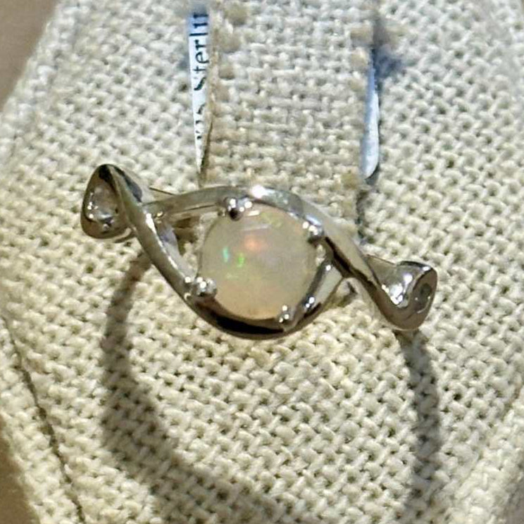 Anillo redondo de ópalo etíope con giro infinito – Plata de ley – Talla 8