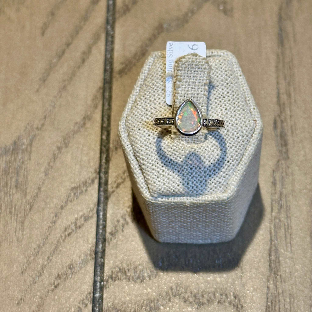 Anillo de banda grabada con ópalo etíope en forma de pera y engaste biselado – Plata de ley – Talla 6