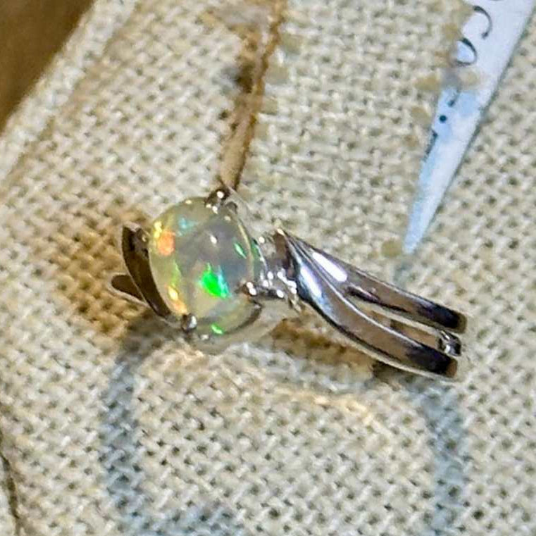 Anillo con ópalo etíope ovalado y detalle de hoja – Plata de ley – Talla 6–7