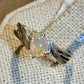 Anillo con ópalo etíope ovalado y detalle de hoja – Plata de ley – Talla 6–7