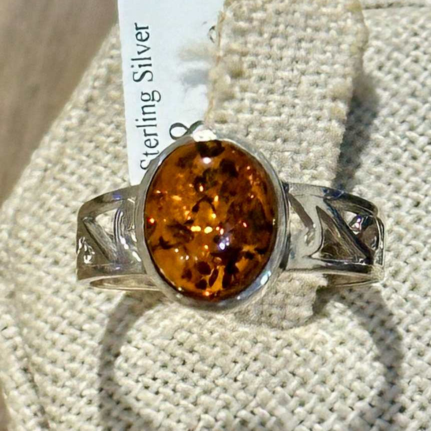 Anillo tipo banda ovalado de ámbar natural grabado – Plata de ley – Talla 8