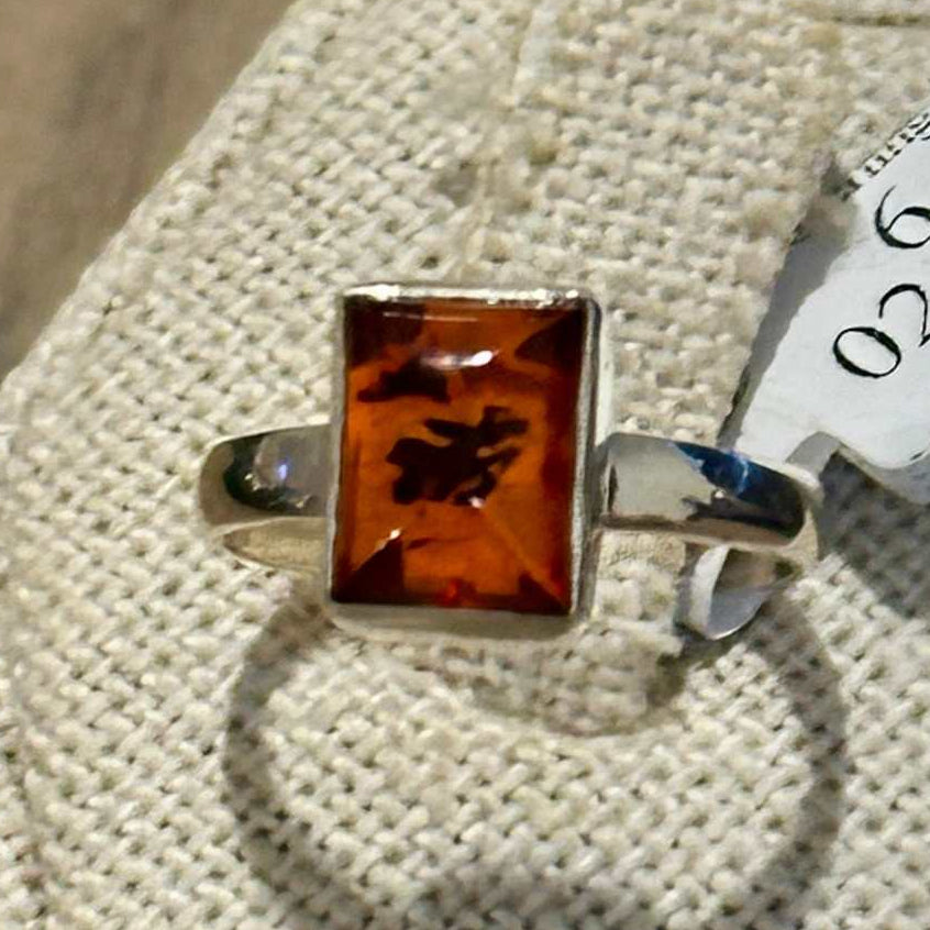 Anillo minimalista de ámbar natural tallado en rectángulo – Plata de ley – Tallas 6, 7, 8, 9