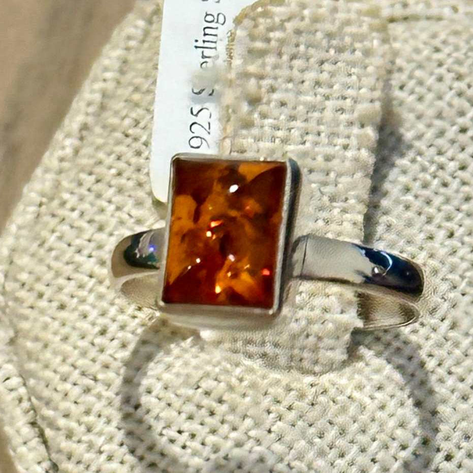 Anillo minimalista de ámbar natural tallado en rectángulo – Plata de ley – Tallas 6, 7, 8, 9