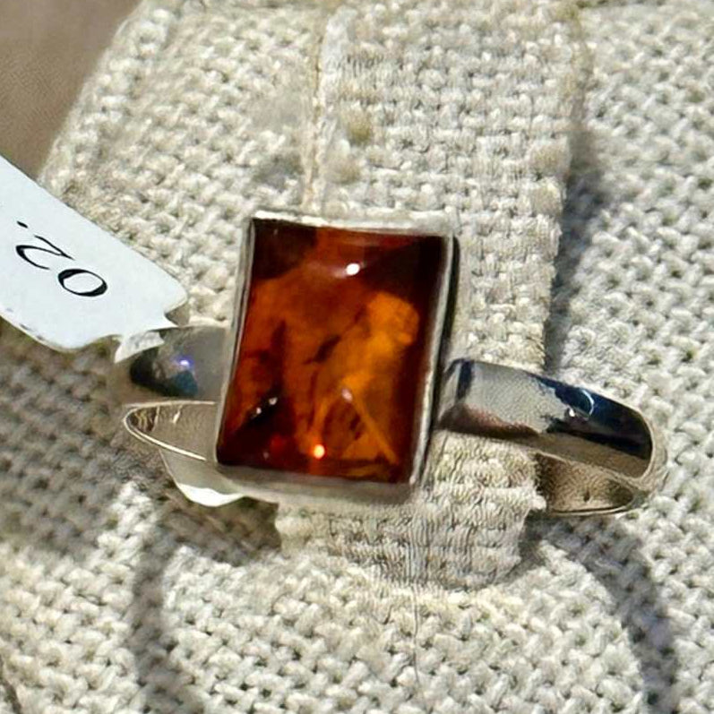 Anillo minimalista de ámbar natural tallado en rectángulo – Plata de ley – Tallas 6, 7, 8, 9