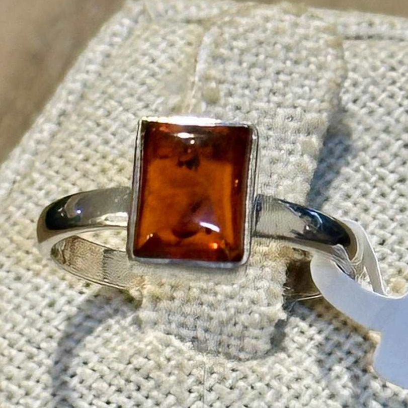 Anillo minimalista de ámbar natural tallado en rectángulo – Plata de ley – Tallas 6, 7, 8, 9