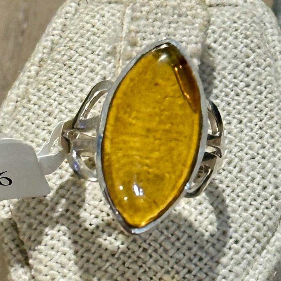 Anillo de filigrana con ámbar natural talla marquesa – Plata de ley – Tallas 6, 7, 8, 9