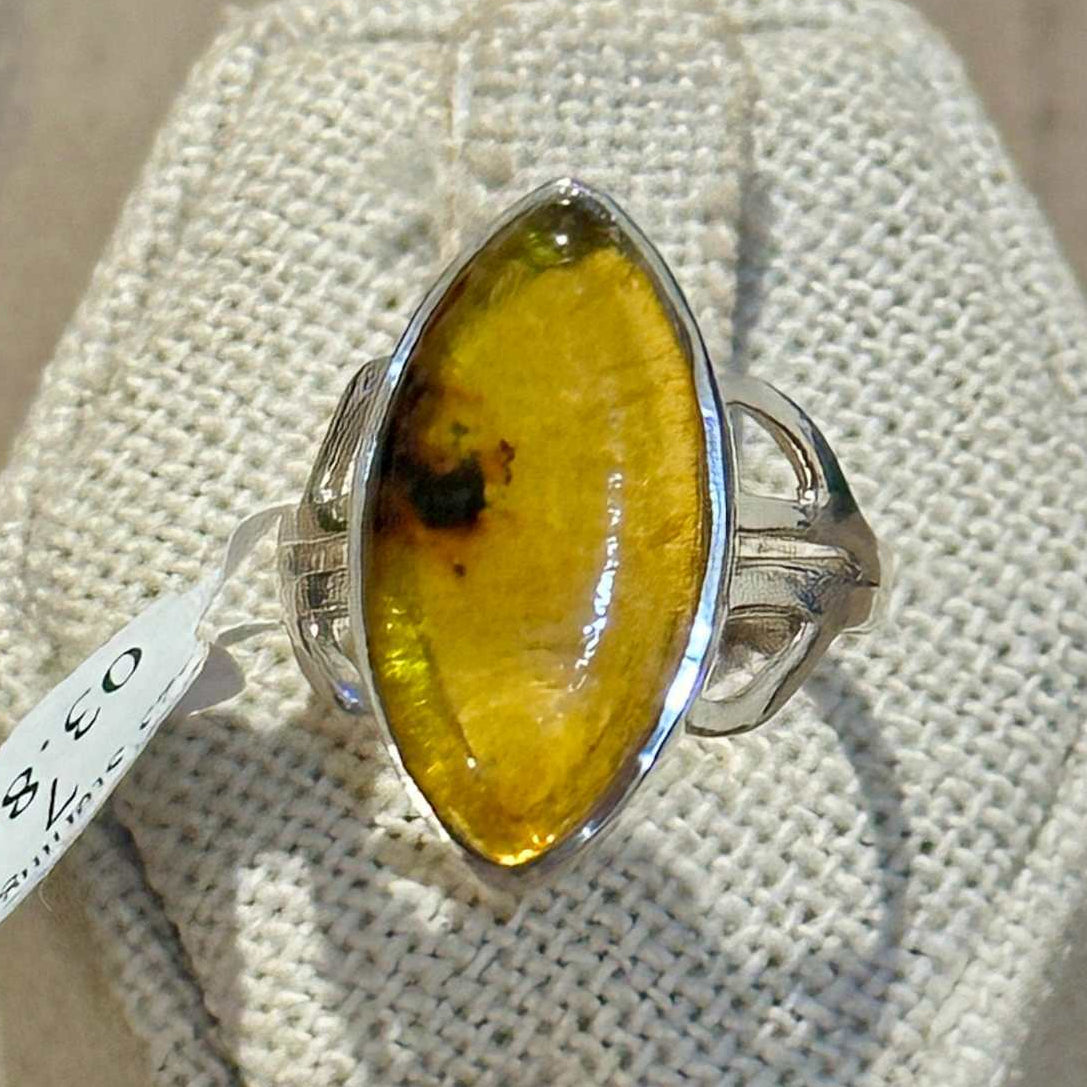 Anillo de filigrana con ámbar natural talla marquesa – Plata de ley – Tallas 6, 7, 8, 9