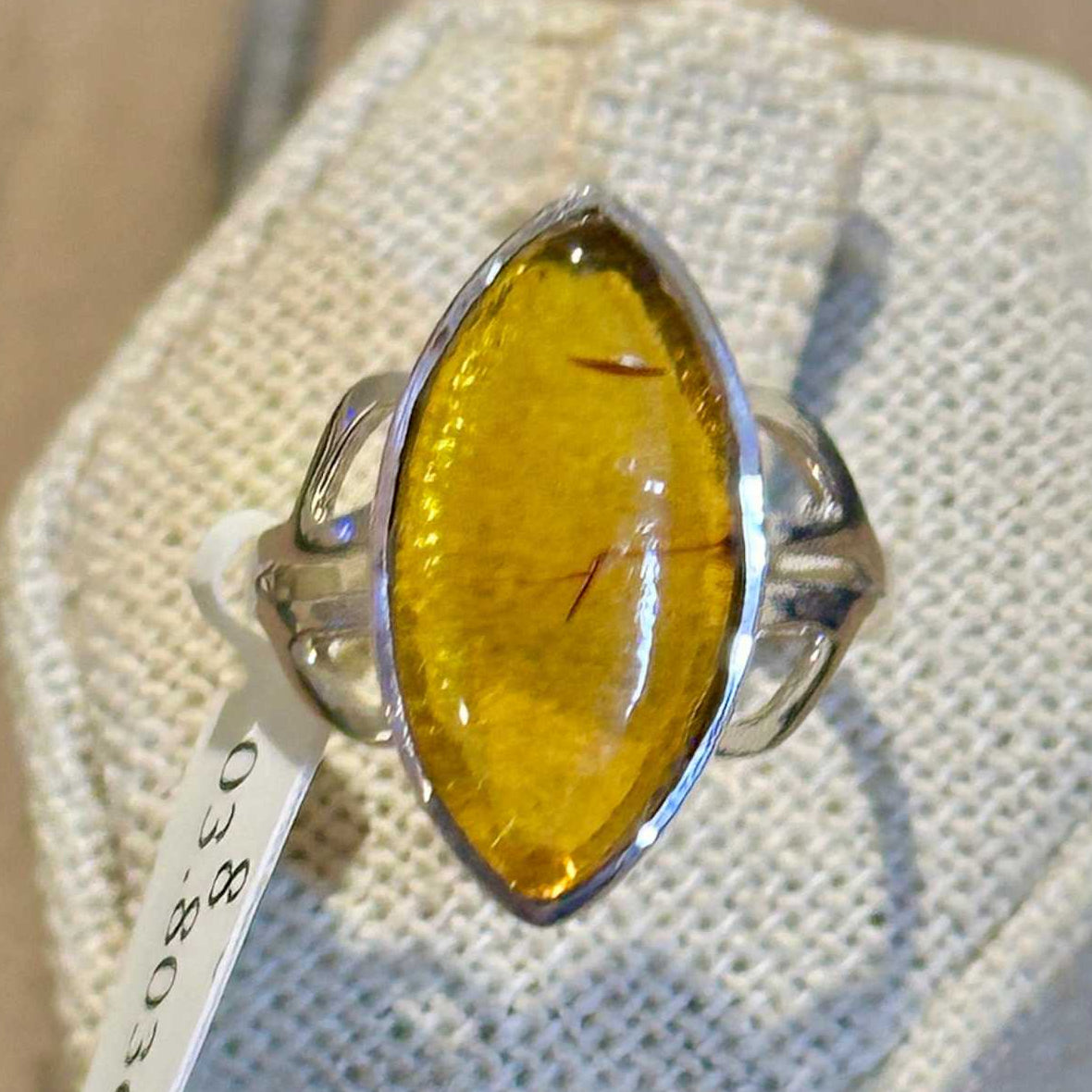 Anillo de filigrana con ámbar natural talla marquesa – Plata de ley – Tallas 6, 7, 8, 9