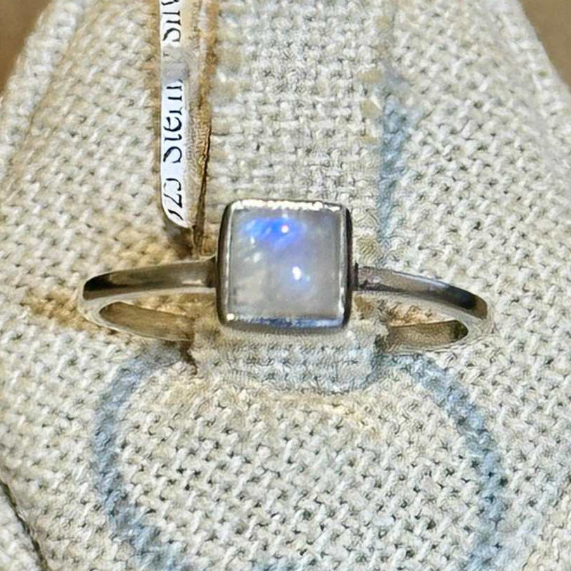 Anillo cuadrado con piedra lunar arcoíris y engaste de bisel – Plata de ley – Tallas 8 y 9