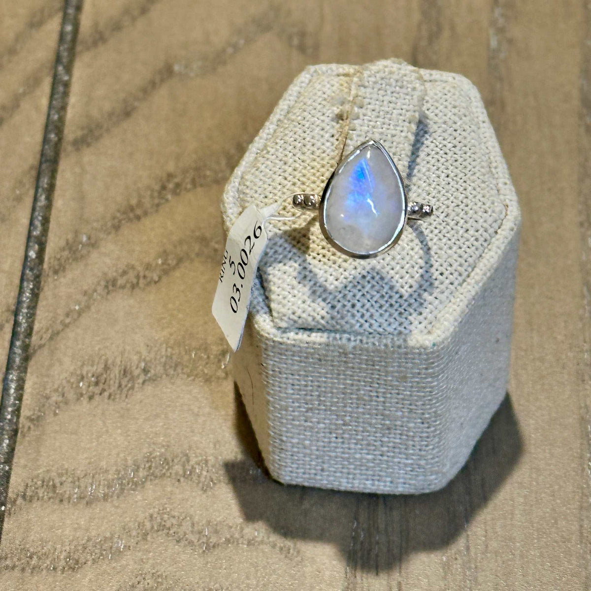 Anillo clásico de lágrima con piedra lunar arcoíris – Plata de ley – Talla 5