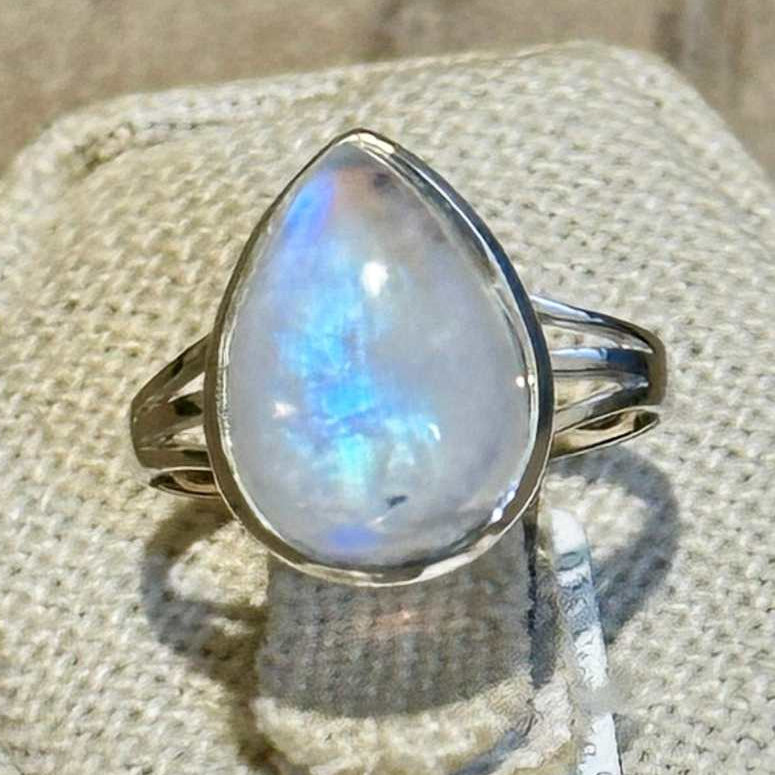 Anillo de triple banda con piedra lunar arcoíris en forma de lágrima – Plata de ley – Talla 7