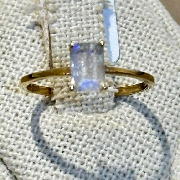 Anillo solitario de piedra lunar arcoíris talla esmeralda – Vermeil de oro – Talla 8