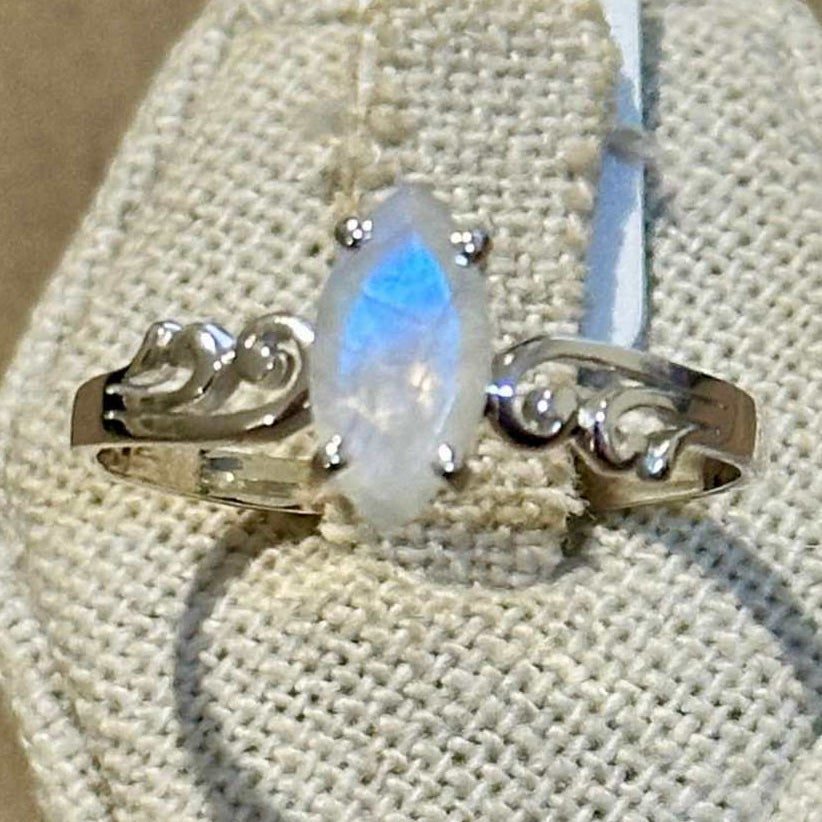 Anillo de plata de ley con piedra luna arcoíris talla marquesa y diseño de volutas – Talla 14