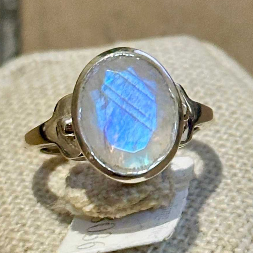 Anillo Pergamino Susurro Ovalado de Piedra Lunar Arcoíris – Plata de Ley – Talla 5